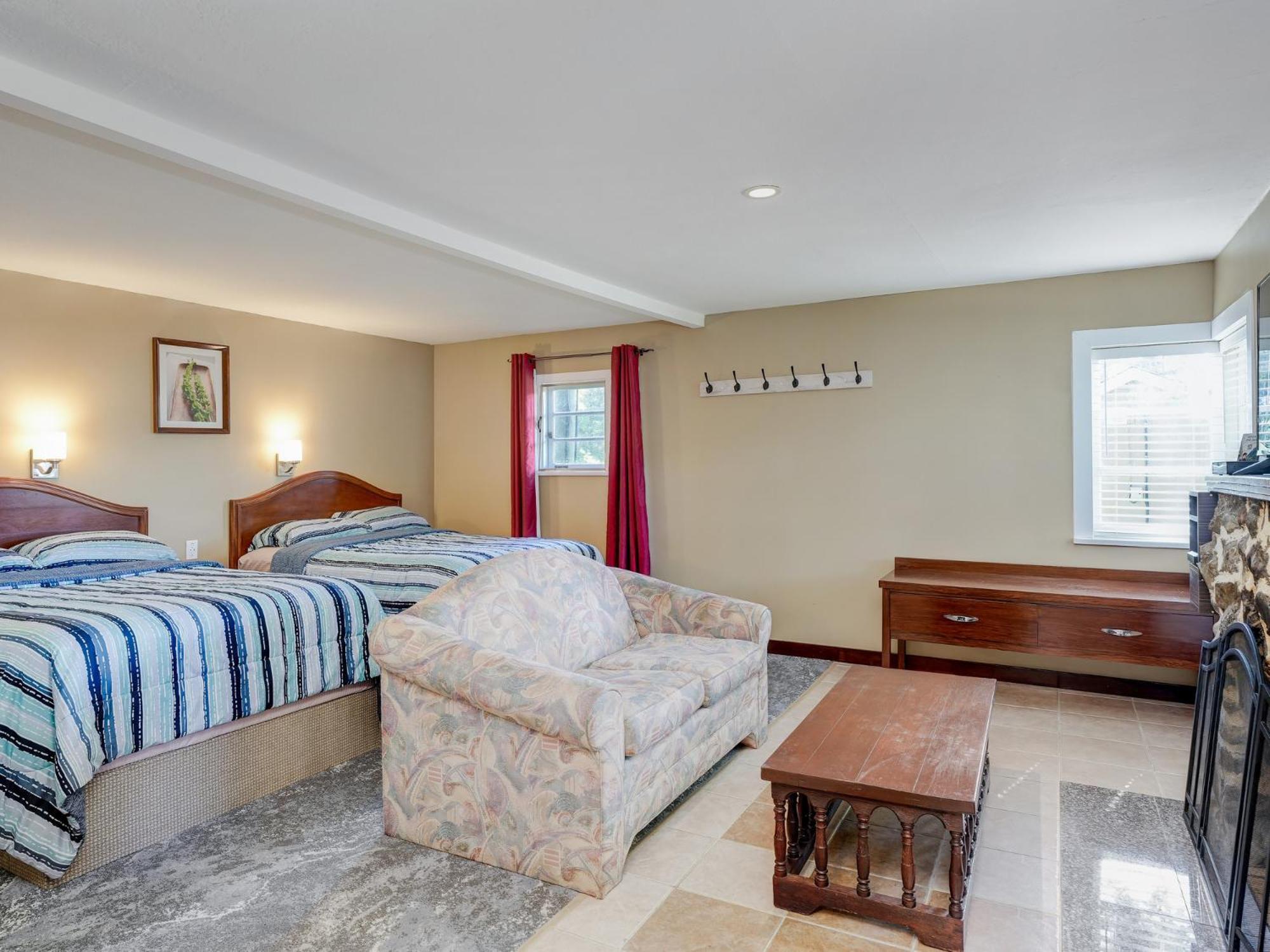 Malahat Bungalows Motel 2*