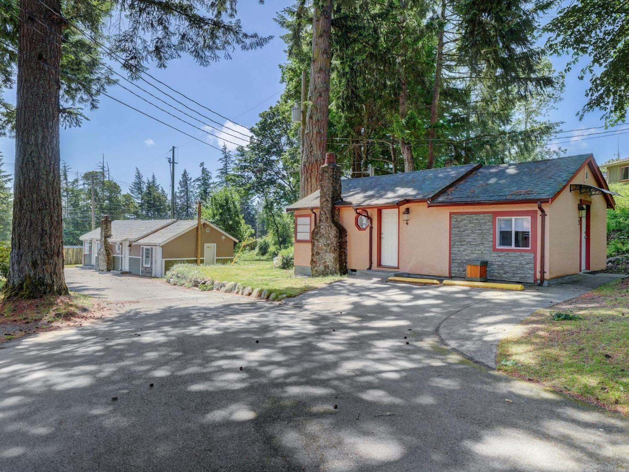 Malahat Bungalows Motel Motel 2*