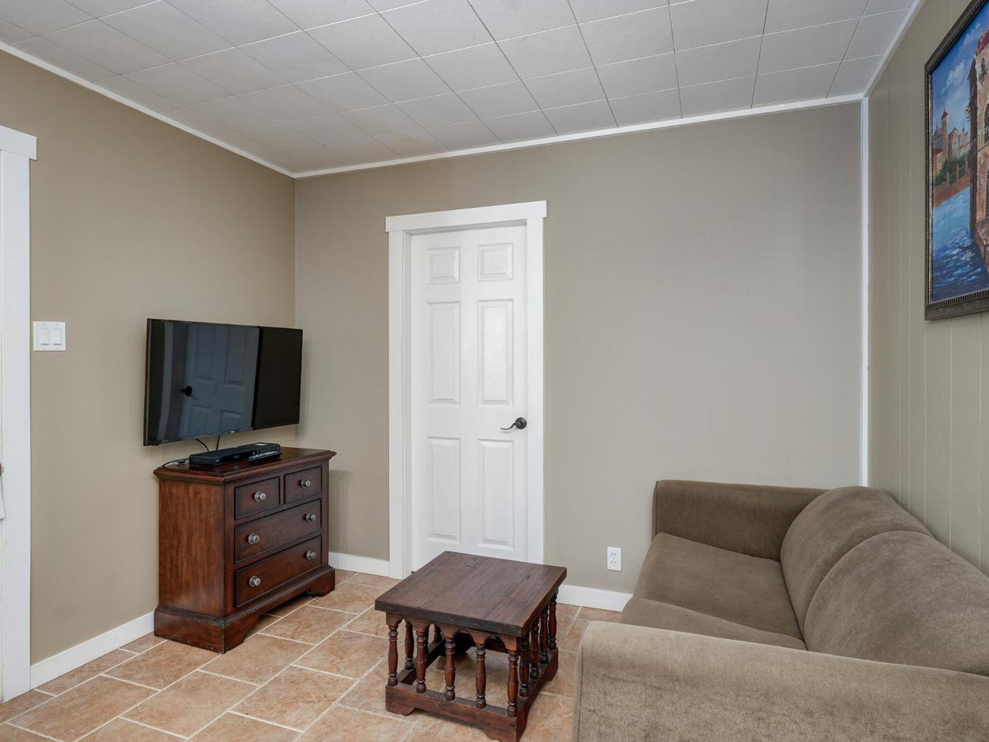 Malahat Bungalows Motel 2*