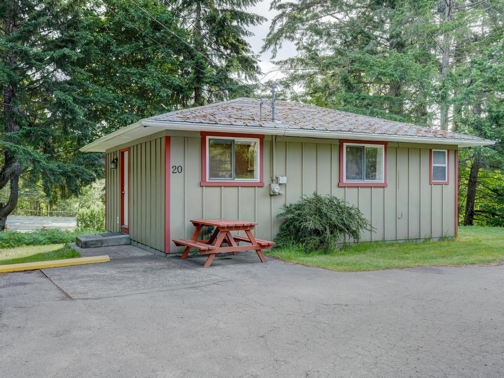 Malahat Bungalows Motel 2*