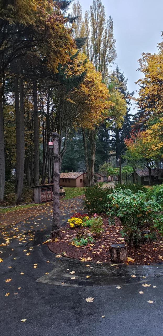 Malahat Bungalows Motel 2*