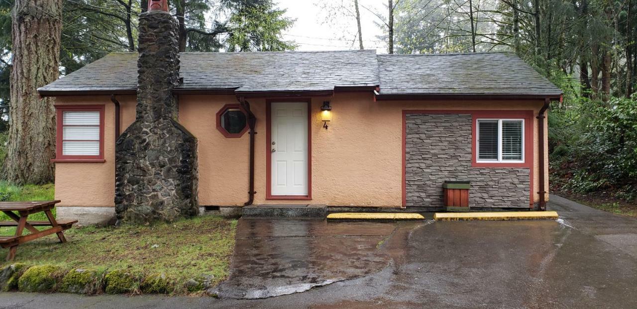 Malahat Bungalows Motel 2*